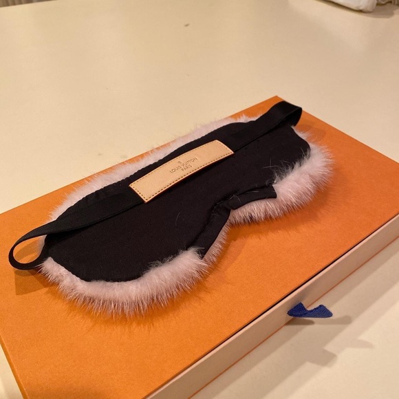 Louis vuitton monogram pink mink fur eye mask - Picture 2 of 4